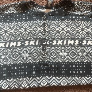 SKIMS Black and White Patterned Woman’s Sweater/Sleepwear